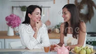 两位美女早上在厨房喝茶，然后聊天，<strong>早餐时间</strong>